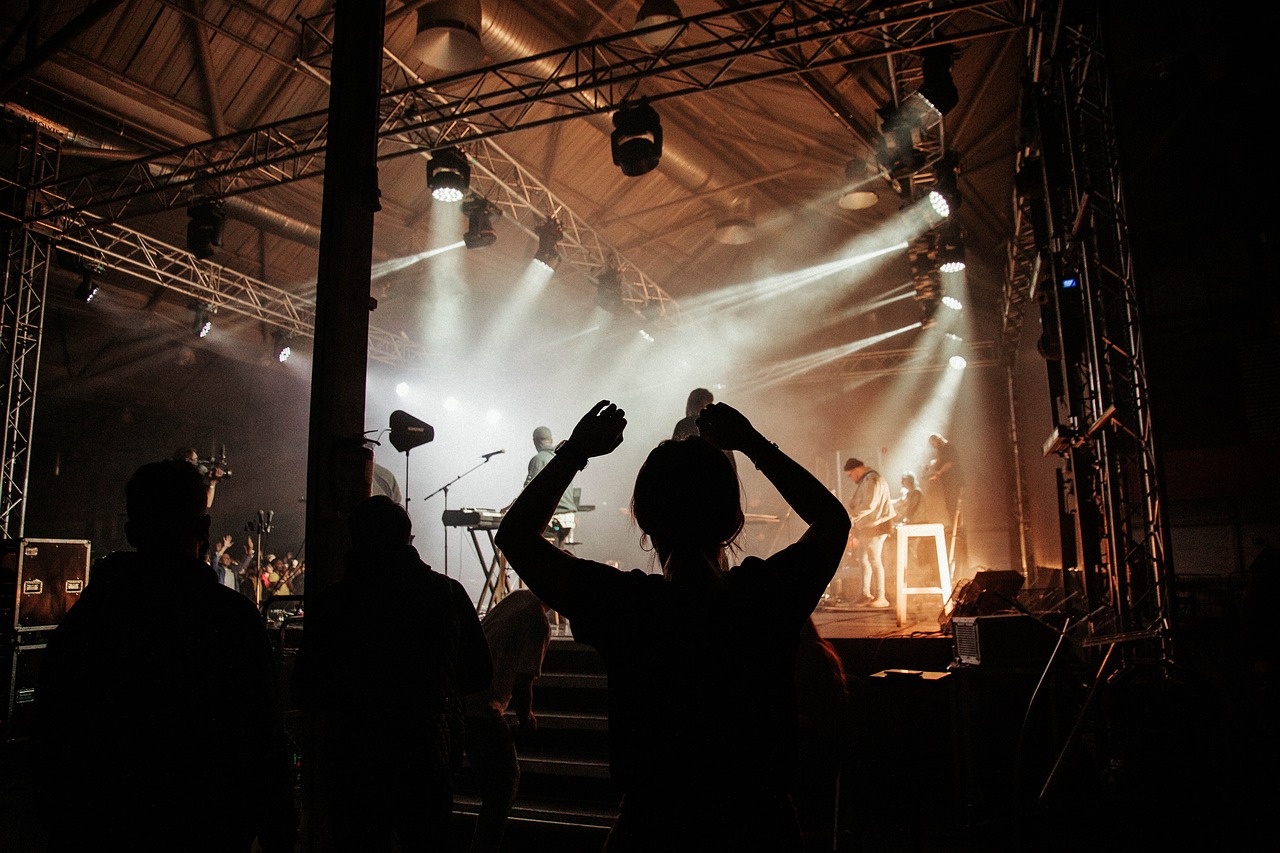 découvrez la magie des festivals culturels à travers le monde ! plongez dans la richesse des traditions, des musiques envoûtantes et des saveurs authentiques qui célèbrent la diversité et la beauté des cultures. rejoignez-nous pour des moments inoubliables et une immersion totale dans l'art et la convivialité.